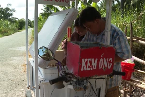 Đôi vợ chồng khuyết tật mưu sinh bằng món kem ống