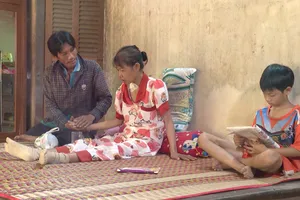 Vợ mắc bệnh suy thận, chồng gánh vác cả gia đình