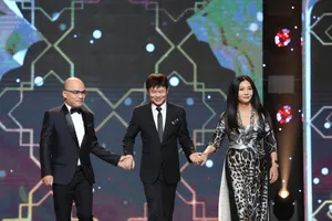 Ở tuổi U70, danh ca Thái Châu 'diện' thời trang rất thời thượng