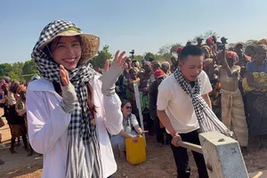 Hoa hậu Thùy Tiên gây bão YouTube, nhận nút bạc chỉ sau 11 ngày 