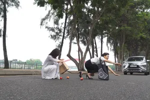 Thấy Lệ Bình nhớ lại chuyện cũ, Thu Cúc thừa cơ giá họa cho tình địch