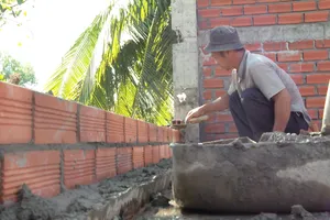 Người cha hơn 10 năm xa xứ kiếm tiền nuôi con khuyết tật, vợ bệnh nặng