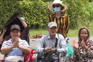 72 triệu đồng trao cho 2 gia đình khuyết tật, giúp họ phát triển kinh tế