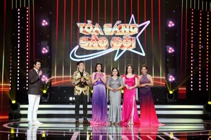 Nguyên Vũ soi từng chi tiết của sao đôi Phượng Vũ - Hồng Gấm