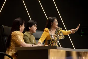 NSƯT Mỹ Châu truyền nghề cho thí sinh Sơn Tùng thông qua Thoại Mỹ 