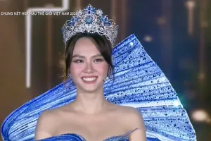 Mai Phương chiếm trọn 'spotlight', Bảo Ngọc không đội vương miện tại màn final-walk