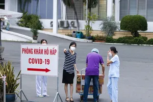 Y bác sĩ, bệnh nhân Bệnh viện Bệnh nhiệt Đới TP.HCM khẩn trương nhận tiếp tế