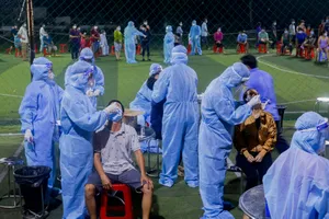 Bình Tân: Sợ dịch, giữa đêm dân vẫn xếp hàng dài để lấy mẫu 