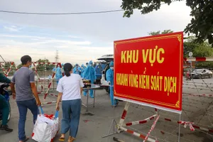 Quận 8: Người dân tay xách nách mang tiếp tế khu phong tỏa