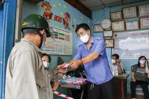 Cận cảnh dùng tem phiếu tại khu chợ lâu đời ở TP.HCM