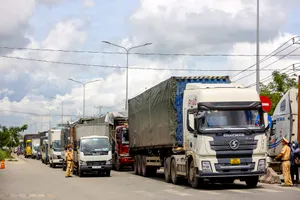 Siết chặt giấy xét nghiệm, tuyến đường nối Long An - TP.HCM kẹt xe hơn chục km