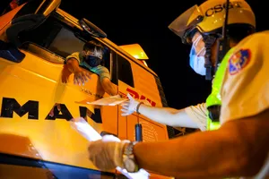 Trắng đêm với chốt kiểm dịch COVID-19 ở chân cầu Đồng Nai