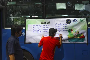 Người Sài Gòn đi 'siêu thị mini' trên xe buýt