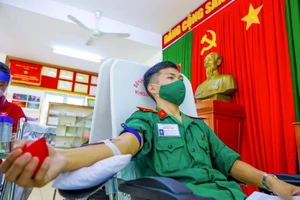 Hàng trăm đơn vị máu tiếp sức giữa tâm dịch COVID-19