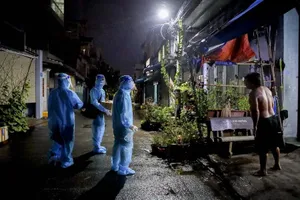 Chùm ảnh: Bác sĩ quân y 'băng chốt' tiếp cận, chăm sóc F0 