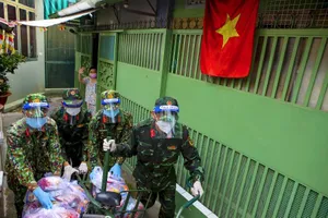  Bộ đội lái xe đạp thồ băng ngõ hẻm, tiếp tế lương thực cho người dân TP.HCM