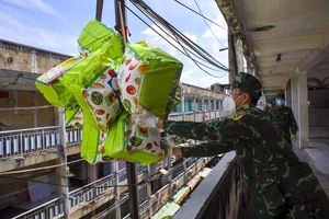 TP.HCM: Dùng xe cẩu tiếp tế lương thực cho người dân ở chung cư cũ