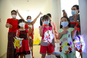 Tặng quà trung thu những em nhỏ mắc COVID-19 tại bệnh viện dã chiến số 7