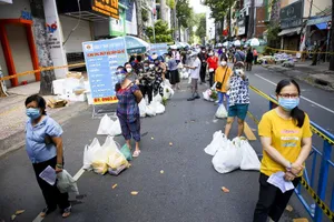 Quận 5: Người dân hồ hởi đi chợ dã chiến