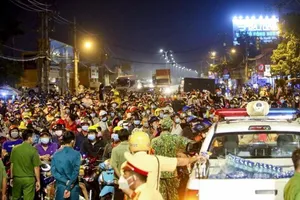 Người dân miền Tây tự phát về quê gây ùn tắc cửa ngõ phía tây TP