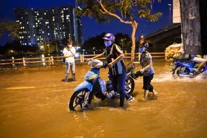 Ảnh: Dân khổ sở lội nước về nhà khi triều cường dâng