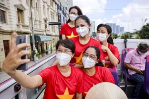 Dạo quanh TP.HCM trên xe buýt mui trần sau nhiều tháng giãn cách