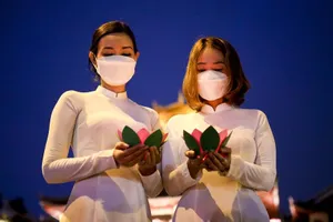 Ngàn đóa hoa đăng tiếc thương cho đồng bào đã mất vì COVID-19