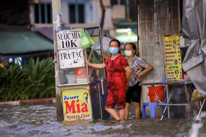 Ảnh: Người dân ngán ngẩm với đợt triều cường cao nhất năm