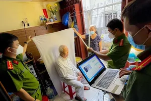 'Studio' dã chiến giúp người cao tuổi làm CCCD tại nhà 