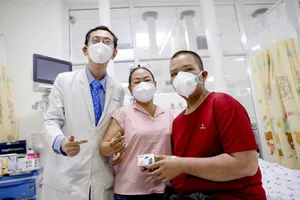 Nghị lực của bé trai nặng 120 ký chiến thắng COVID-19 