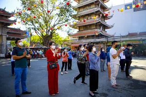 Chùm ảnh: Người dân TP.HCM lễ chùa rằm tháng Giêng