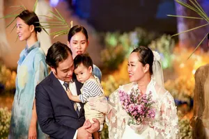 Lễ cưới xúc động của y bác sĩ tuyến đầu chống dịch