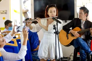 Chùm ảnh: Vừa nghe nhạc vừa ngắm cảnh trên buýt sông Sài Gòn