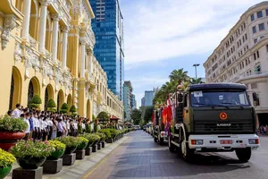 Nhiều người đứng trước trụ sở UBND TP.HCM chào tiễn biệt ông Lê Hòa Bình