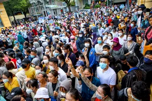 Chùm ảnh: Người dân tràn ra đường theo dõi phiên xử vụ bé V.A ở Bình Thạnh