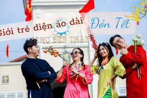 Giới trẻ 'đổ bộ' chợ Bến Thành chụp ảnh áo dài Tết