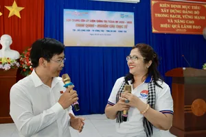 Học viên Học viện Cán bộ TP.HCM tặng quà tại xã đảo Long Sơn