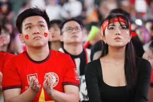 CĐV buồn bã sau thất bại của đội tuyển Việt Nam trước Indonesia 
