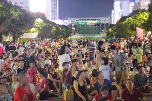 Người dân đổ về phố đi bộ Nguyễn Huệ ngắm pháo hoa mừng Lễ 2-9