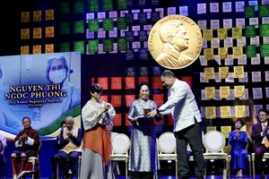 Giáo sư Nguyễn Thị Ngọc Phượng nhận giải Ramon Magsaysay tại Philippines