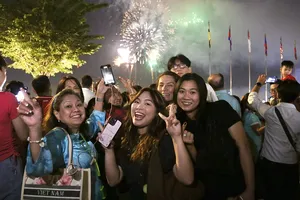 Người dân mọi miền rộn ràng đón Tết Nguyên đán Ất Tỵ 2025