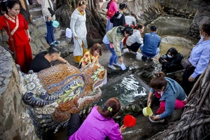 TP.HCM: Đổ xô đi lấy 'nước lành', rước may đầu năm tại Miễu Mạch Nước 