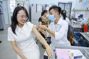 Người dân TP.HCM vẫn đổ xô đi tiêm vaccine cúm 