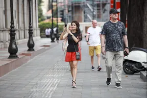 Du khách thong dong đi dạo trên những vỉa hè ở TP.HCM vừa được thay áo mới