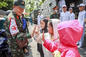 Những hình ảnh xúc động thắm tình quân dân ở ga Biên Hòa