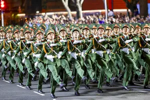 Toàn cảnh tổng hợp luyện các khối diễu binh 30-4 trên đường Lê Duẩn