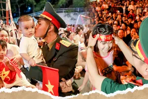 Khoảnh khắc đẹp của tình quân dân hướng về đại lễ 30-4