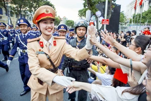 Chiến sĩ diễu binh kỷ niệm 30-4 trong vòng tay nhân dân