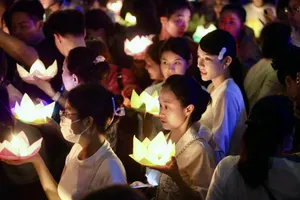 Lung linh đêm hoa đăng mừng Phật đản tại chùa Pháp Hoa