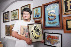 Chàng trai đam mê dát vàng biển hiệu thủ công ở TP.HCM 